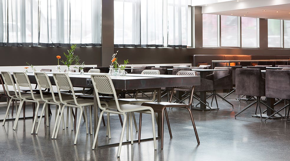 Lobby med bord och metallstolar på Comfort Hotel Union Brygge Drammen