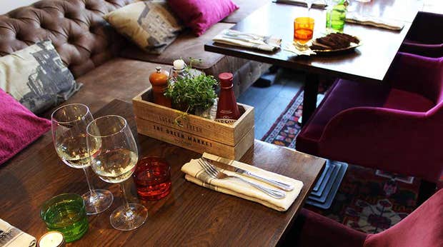 Vinglas, soffa och fåtölj i restaurang på Clarion Collection Hotel Drott