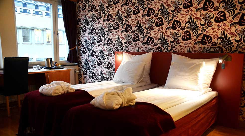 Superior rum twin med morgonrock och skrivbord på Clarion Collection Hotel Etage Västerås 