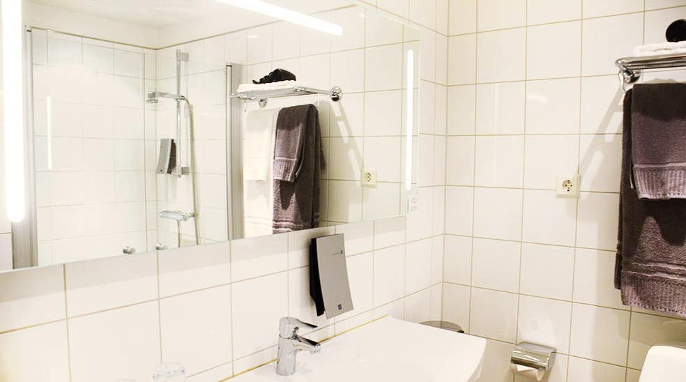 Översikt standardbadrum med dusch på Clarion Collection Hotel Kompaniet Nyköping