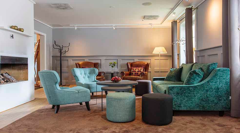 Lounge med sittplatser och eldstad på Clarion Collection Hotel Uman Umeå