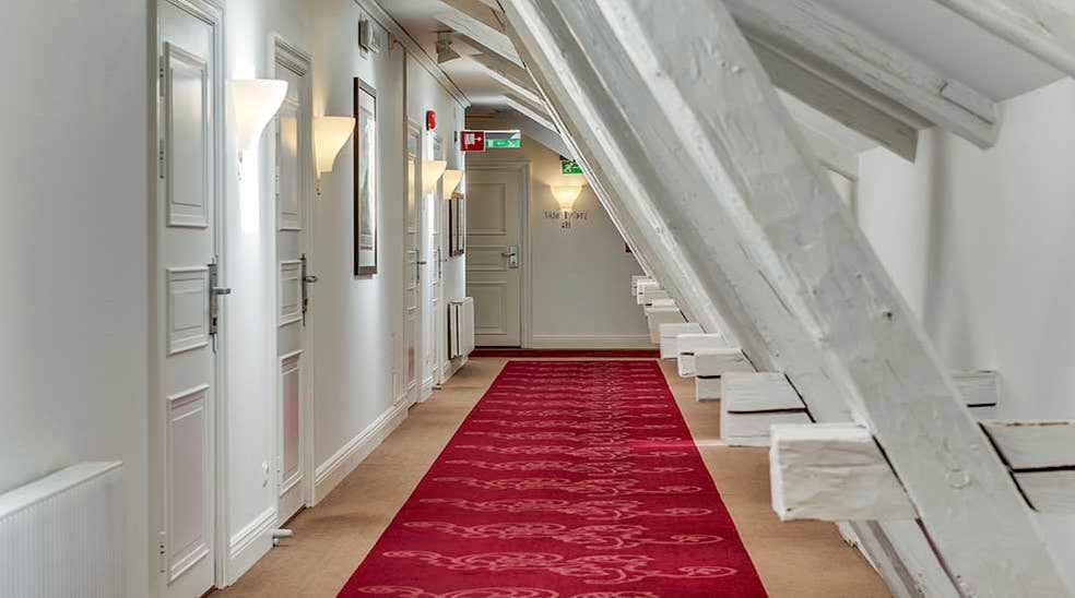 Korridor med en röd matta på Clarion Collection Hotel Victoria Jönköping