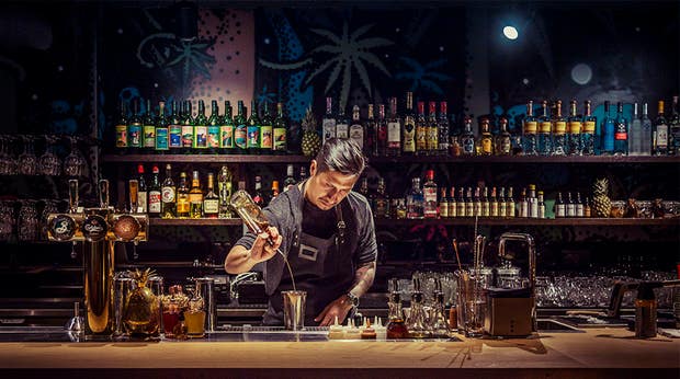 Bar med bartender som blandar drinkar på Clarion Hotel Stockholm