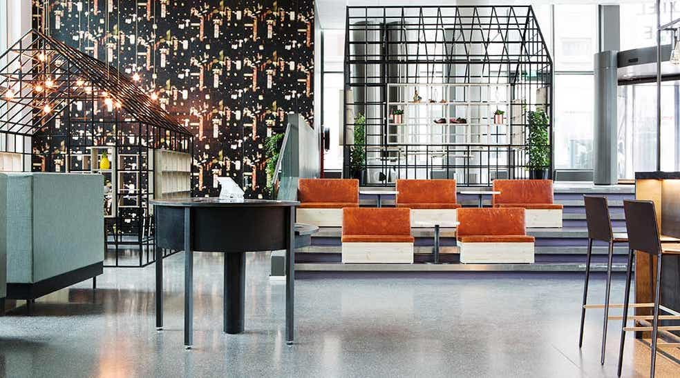 Lobby med interiördetaljer, soffa, stolar och gungor på Comfort Hotel Union Brygge