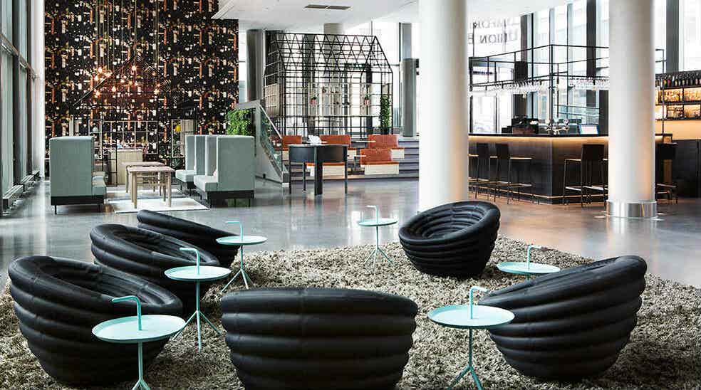 Lobby med interiördetaljer, svarta stolar, bord och gungor på Comfort Hotel Union Brygge Drammen