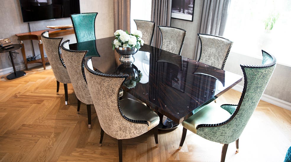Fint mötesrum med styrelsebord och behagliga stolar på Clarion Collection Hotel Oleana