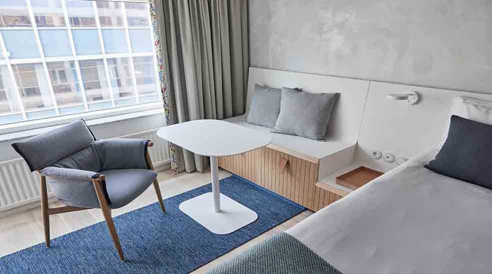 Sittplats med bord samt stol i skandinavisk design i Superior Double hotellrum med fönster på Nordic Light Hotel i Stockholm