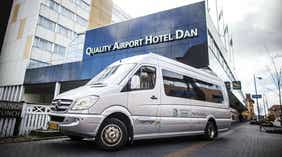 Flygbuss utanför Quality Airport Hotel Dan