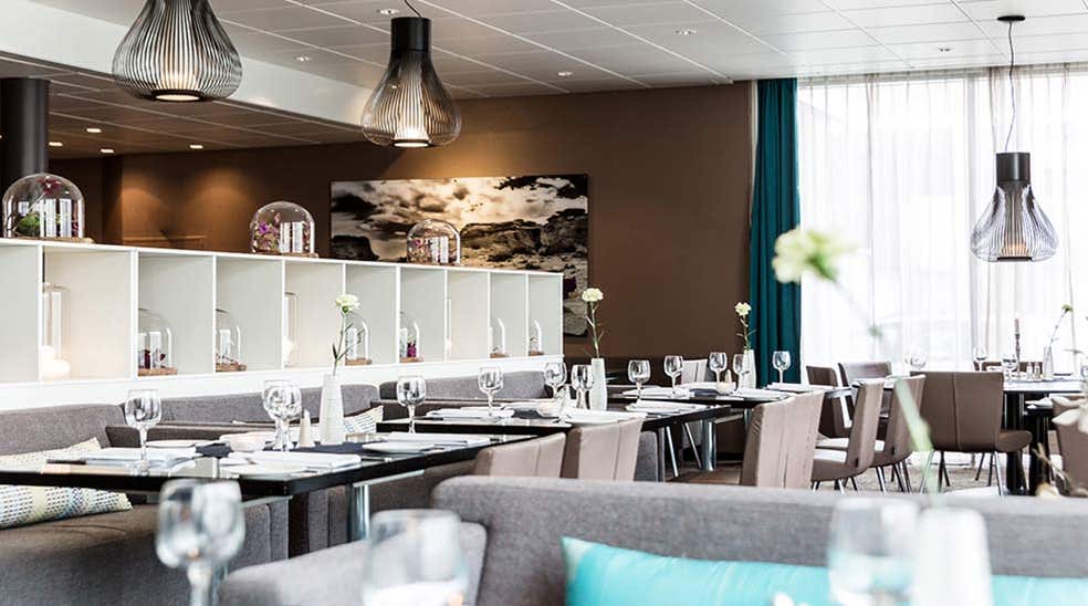 Restaurang med soffa, stolar och dukade bord med vinglas på Quality Airport Hotel Værnes