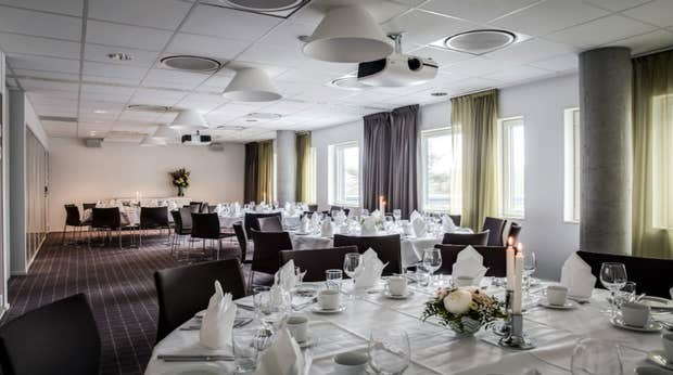 Konferenslokal Saeverud med dukade runda bord på Quality Hotel Edvard Grieg i Bergen i Norge