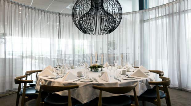 Restaurang med chambre separee, lampa och dukat runt bord på Quality Hotel Edvard Grieg Bergen