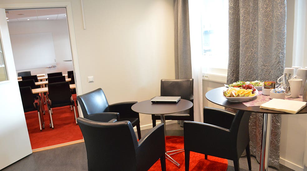 Konferensrum Karlavagnen med snacks i pausen på Quality Hotel Galaxen i Borlänge