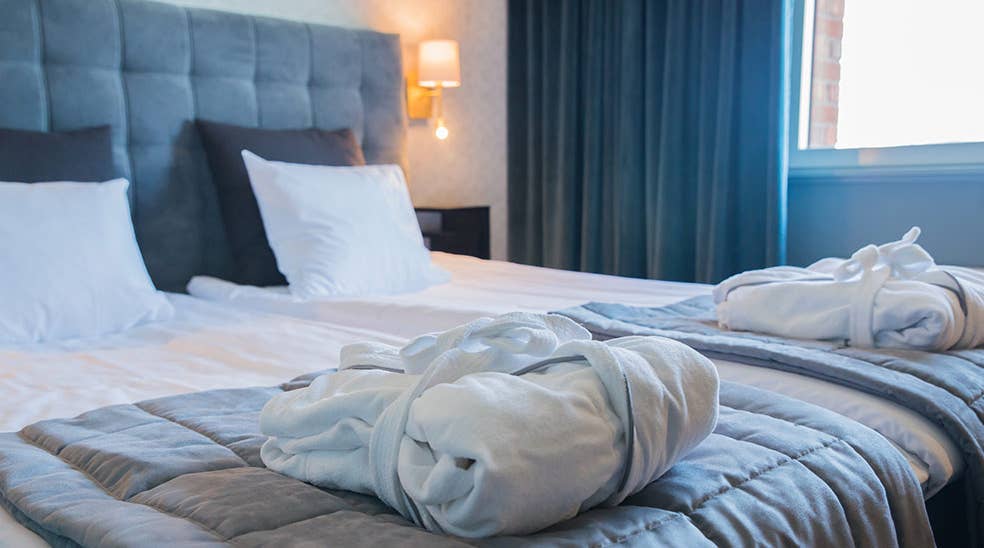 Säng och morgonrock i Superior dubbelrum på Quality Hotel Galaxen i Borlänge