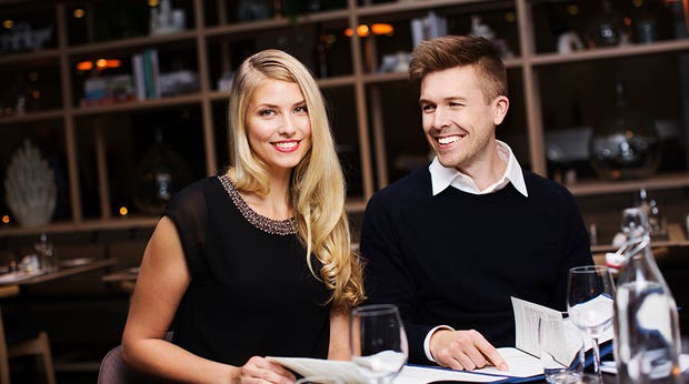 Lyckligt par äter middag på Brasserie X på Quality Hotel View 