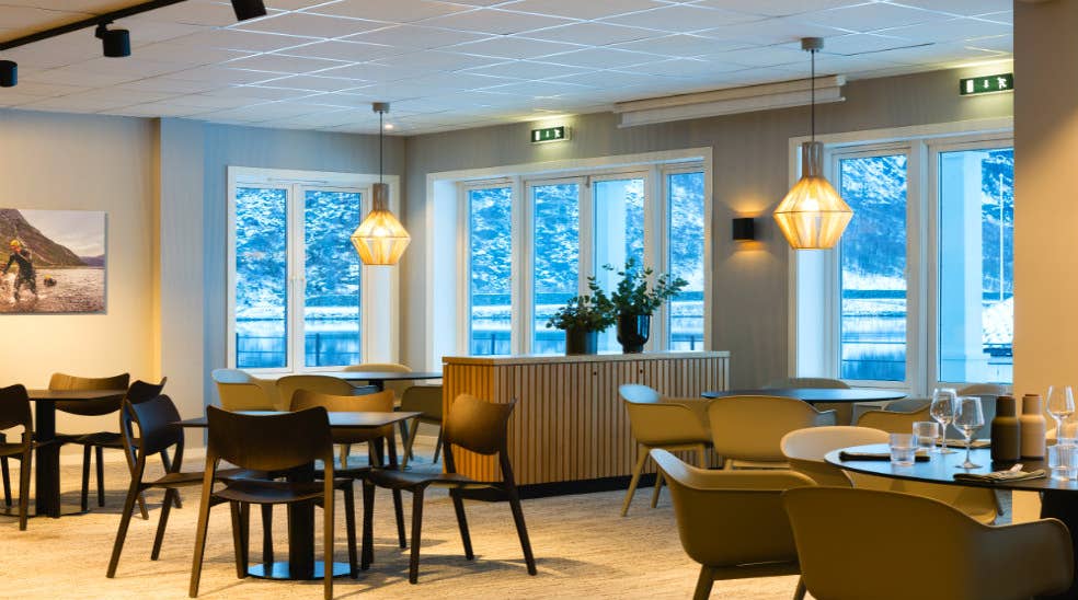 Bord och stolar i restaurang på Quality Hotel Vøringfoss